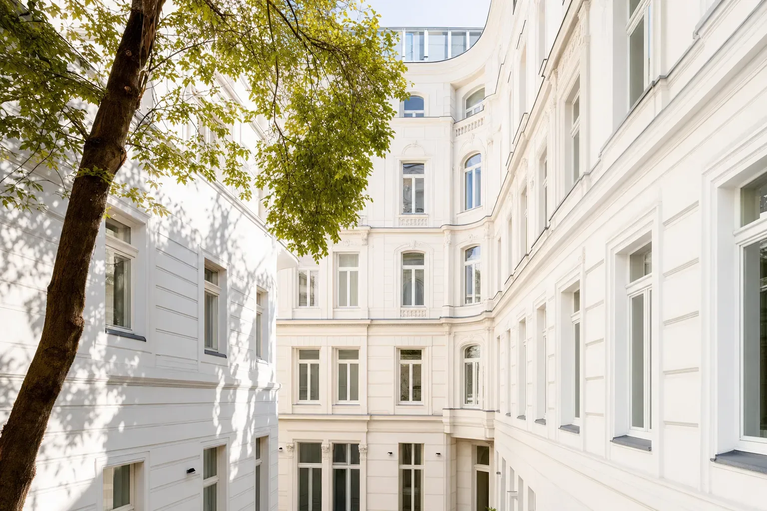 Sanierter Innenhof eines Wiener Altbaus mit hellen Fassaden